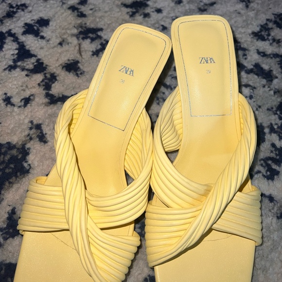 Zara bloggers fave yellow pleated square toe sandal - Picture 5 of 7